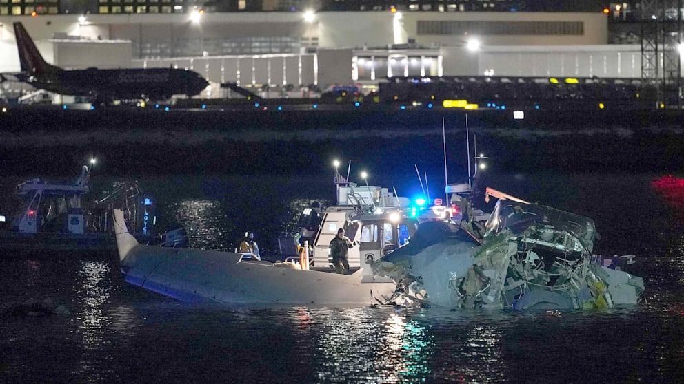 Зіткнулися в повітрі. Що відомо про авіатрощу літака і вертольота біля Вашингтона